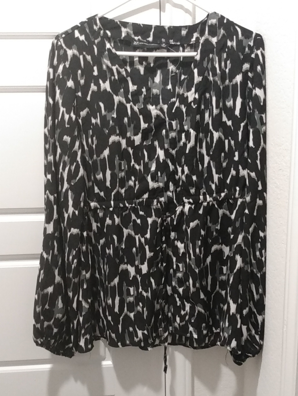 Womens Black and White Printed Long-Sleeve Blouse